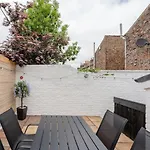 Swan House - Free Parking - Ten Minute Walk To Train Station - Perfectly Located For City Centre & Racecourse