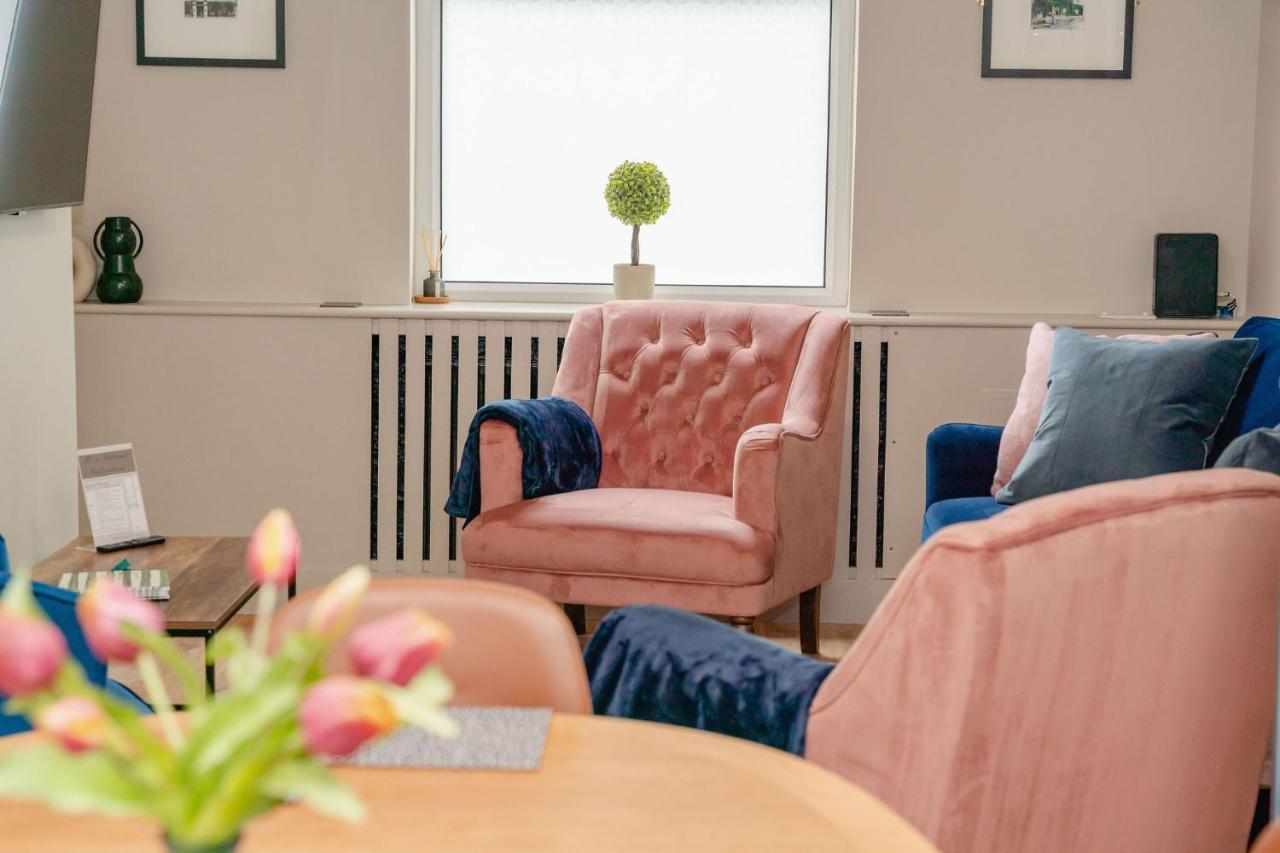 Swan House - Free Parking - Ten Minute Walk To Train Station - Perfectly Located For City Centre & Racecourse Casa vacanze