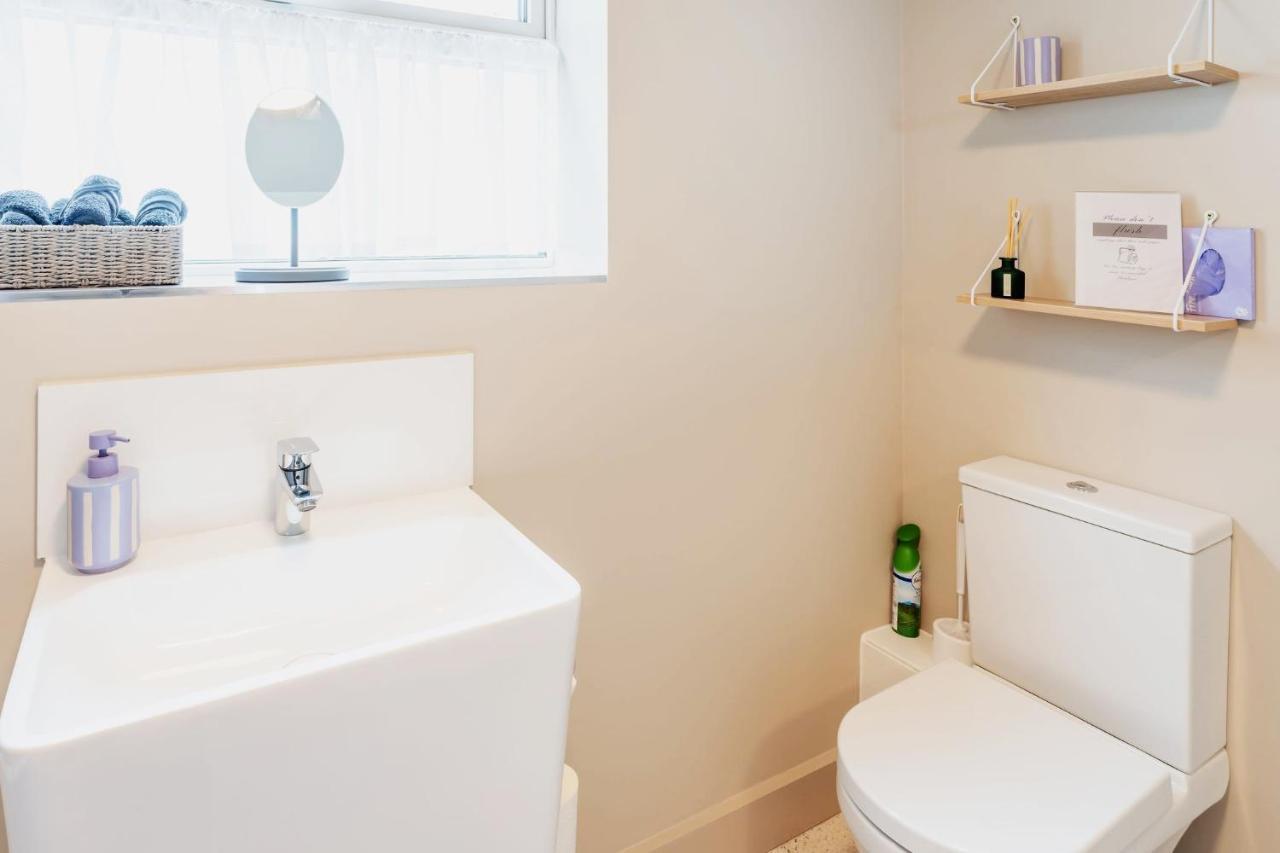 Swan House - Free Parking - Ten Minute Walk To Train Station - Perfectly Located For City Centre & Racecourse *